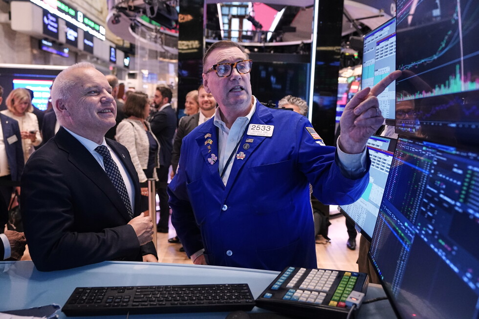 US futures point lower on anticipation of rising costs to borrow, particularly for tech