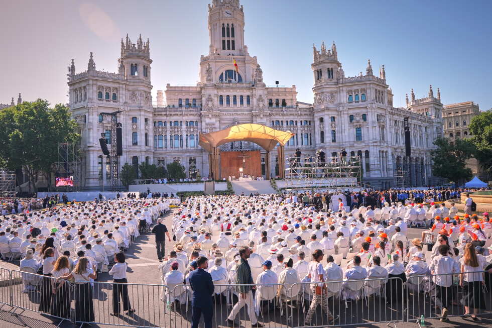 1 million turn out for pope's Mass and procession in Spain