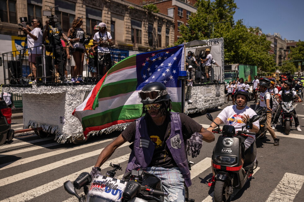 Americans celebrate Juneteenth as Obama Center opens