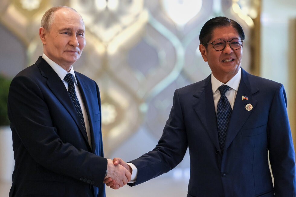 Russia releases 24 Filipinos after talks between the presidents