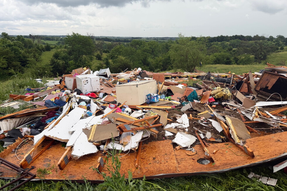 Tornadoes hit Illinois and Indiana communities outside Chicago