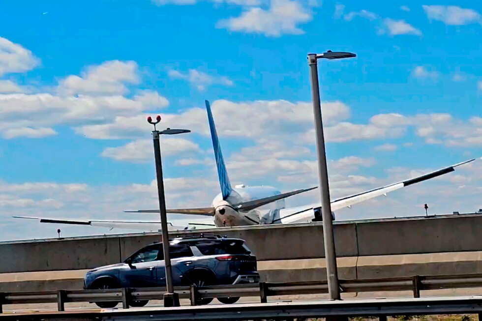 Copilot of United jet that struck a light pole realized flight was low