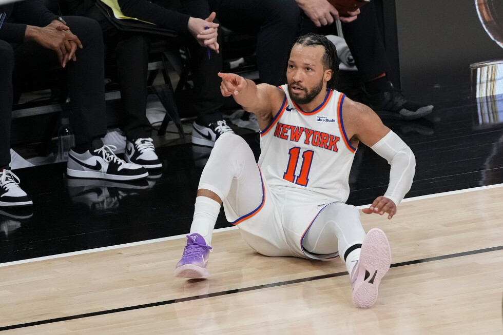Knicks finish on 11-0 run, steal Game 1 from Spurs with 105-95 win