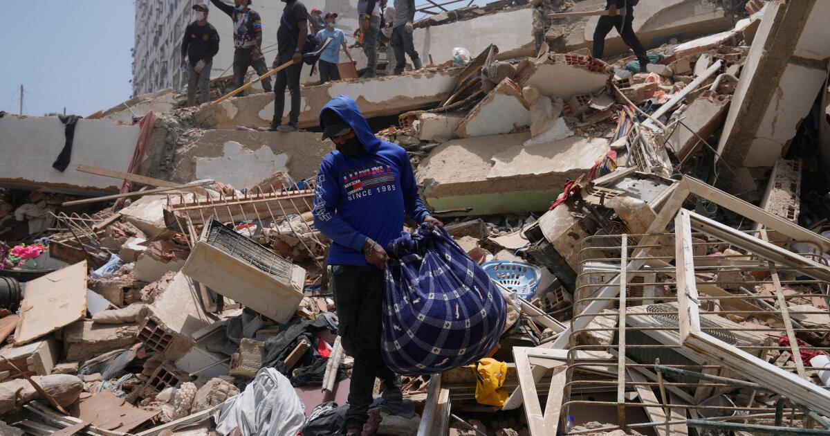Venezuela death toll nears 1,000 as aid workers from L.A. and across the globe arrive