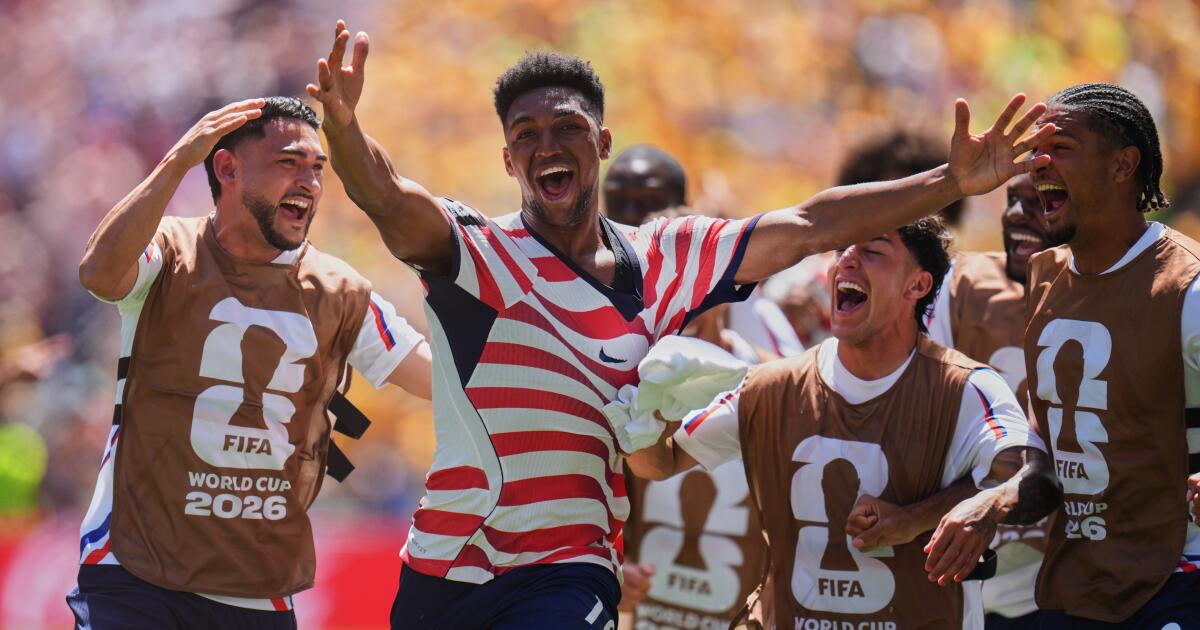U.S. defeats Australia, clinches spot in World Cup knockout round