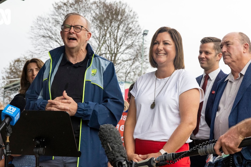 Photo of politicians Anthony Albanese and Kirsty McBain at a press conference
