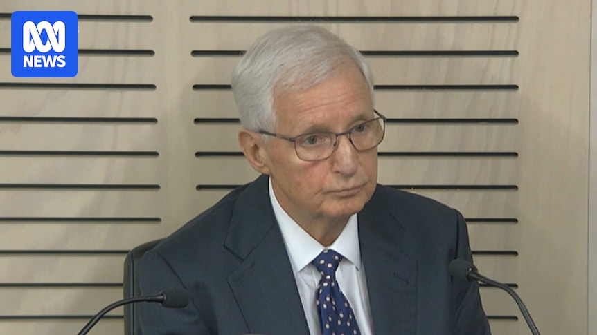 Former chancellor Michael Still defends UOW-KordaMentha deal at ICAC hearing