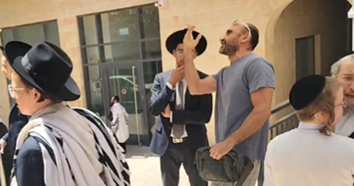 Dozens of ultra-Orthodox Harassed Patrons at Jerusalem Cafe Open on Shabbat - Haaretz