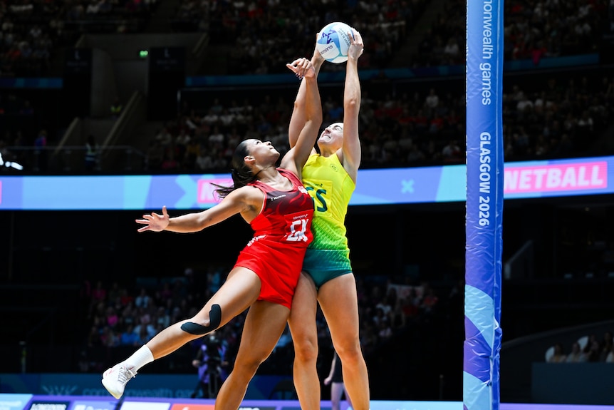 Jayda Pechova and Sophie Garbin compete for the ball in the Australia-England netball clash at the Glasgow Commonwealth Games.
