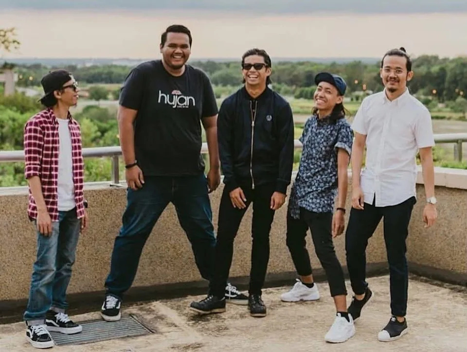 Poji (second from left) posing with Hujan members. — Picture courtesy of Fauzy Ramly