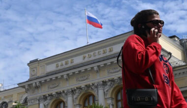 Russians turn to cash, putting more strain on slowing wartime economy