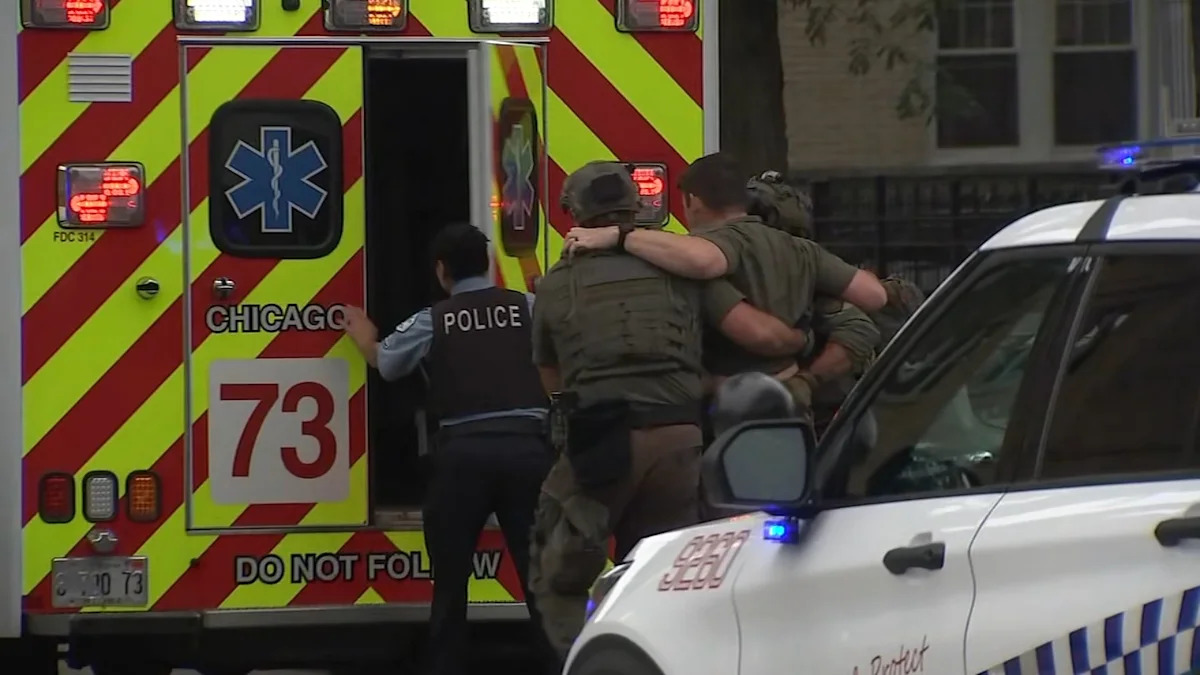 Chicago police officer, 1 other hurt amid SWAT investigation in Albany Park, CFD says