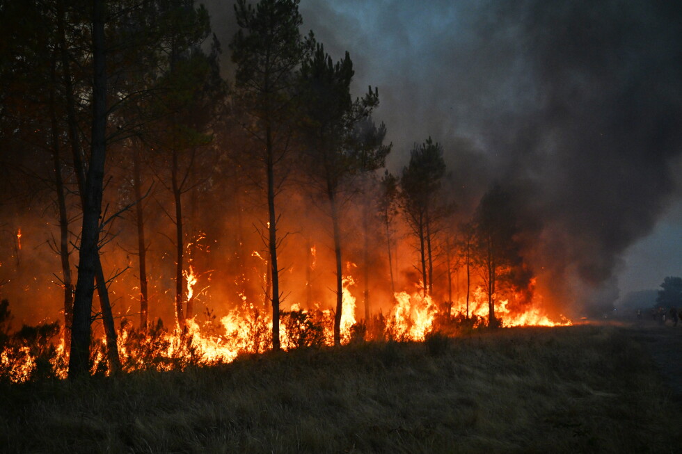 Wildfire forces 55,000 more people to evacuate in southwest France