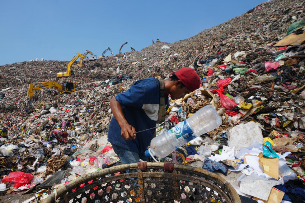 Indonesia plan to cut landfill methane alters trash picker livelihoods