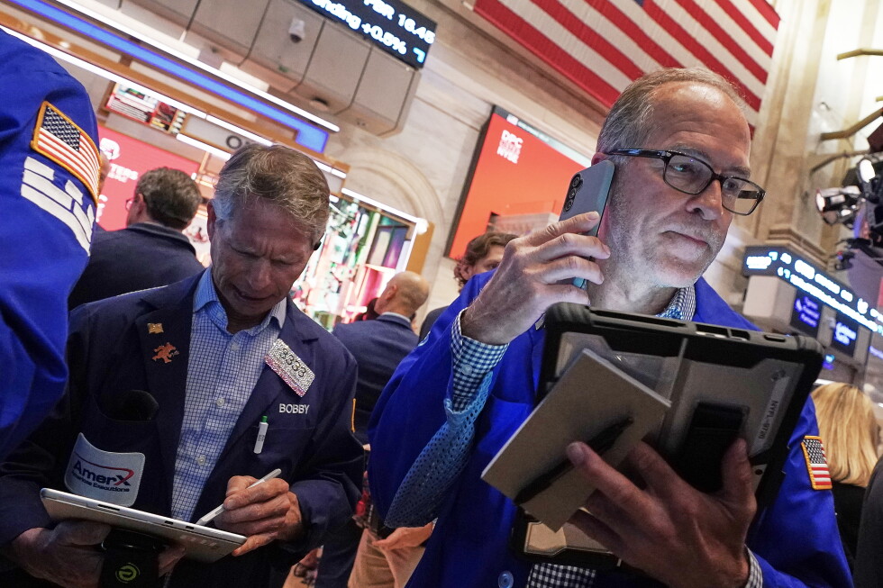 AI stocks keep falling, while oil prices keep climbing
