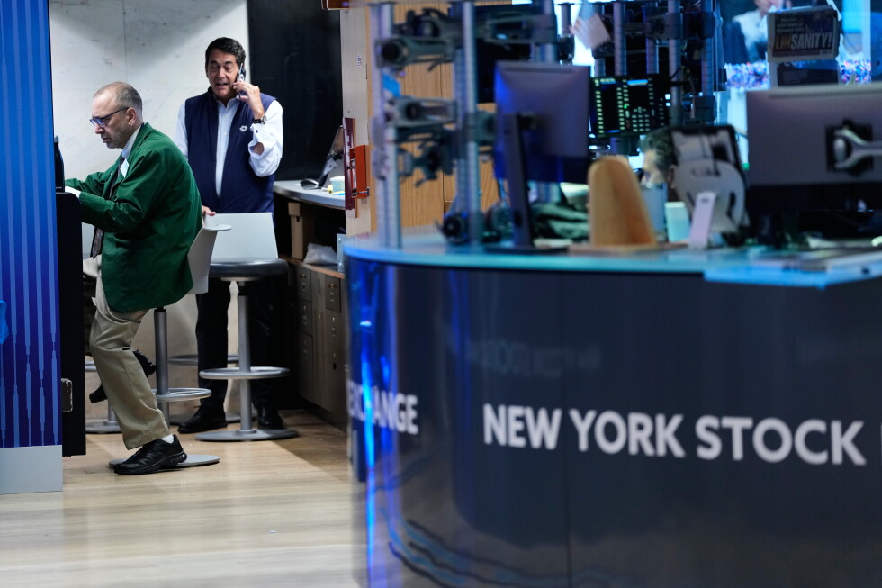 Oil prices slip, stocks climb as calm returns to financial markets worldwide
