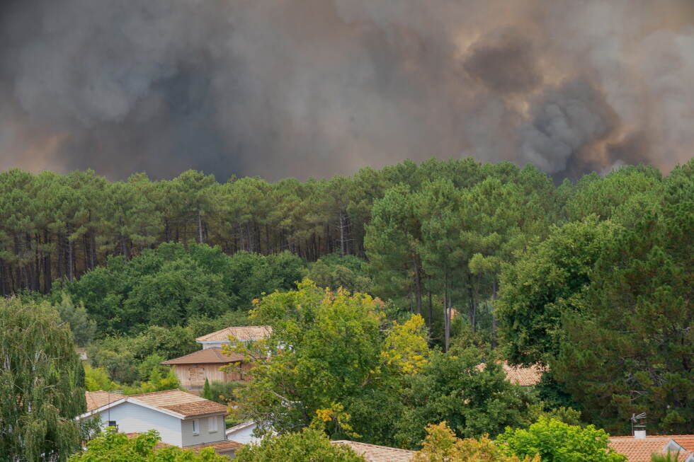 Thousands evacuated as wildfire rages in southwestern France