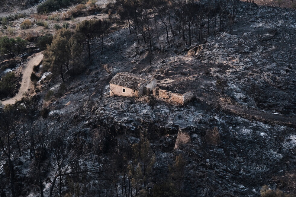 Firefighters and helicopters battle deadly wildfires in Spain