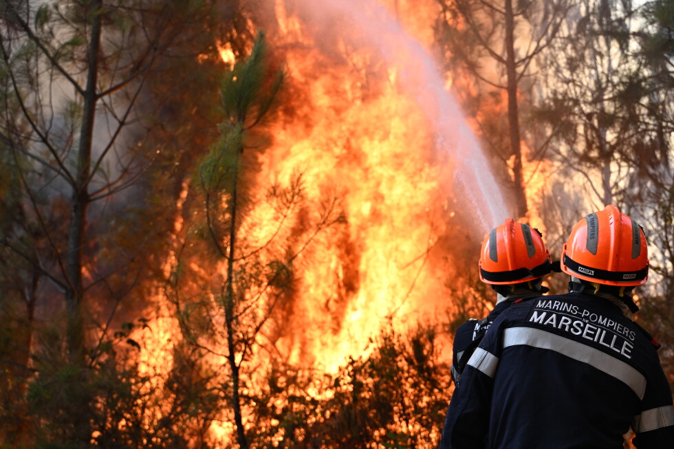 Europe wildfires: 2 firefighters die in Greece as France battles blaze 4 times the size of Paris