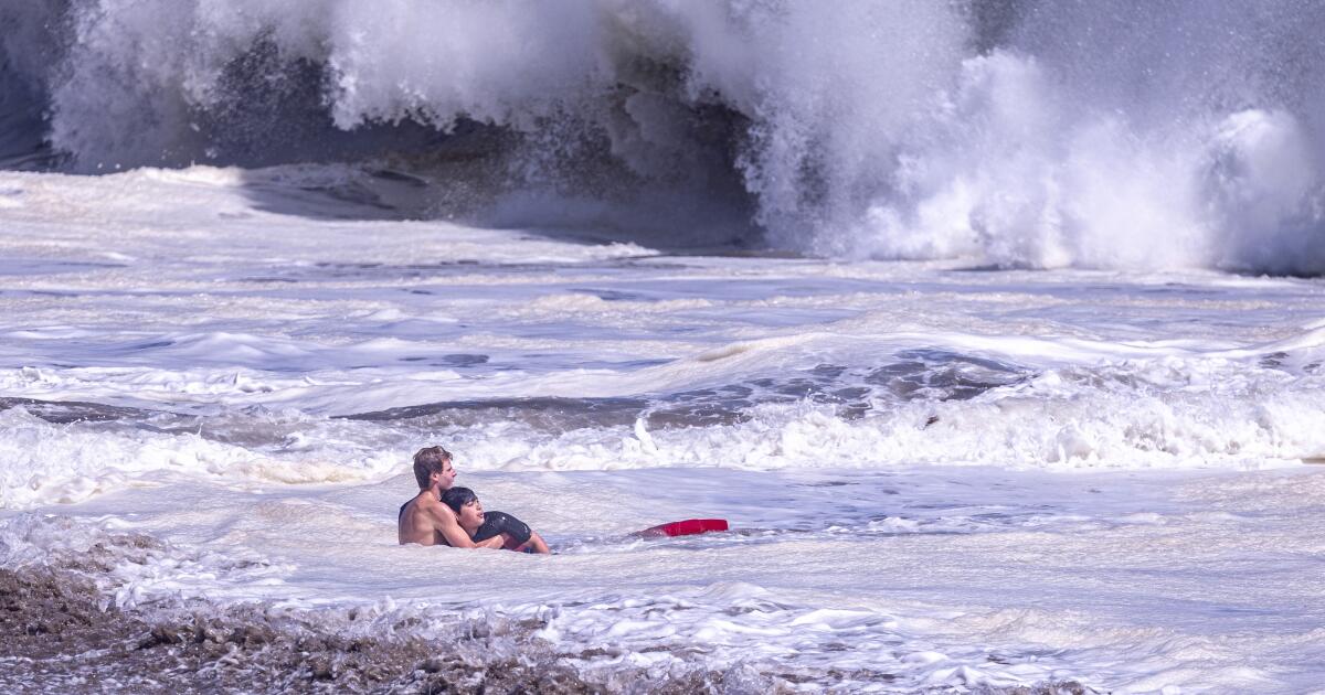 Teen lifeguard's viral rescue in Santa Cruz captures awe