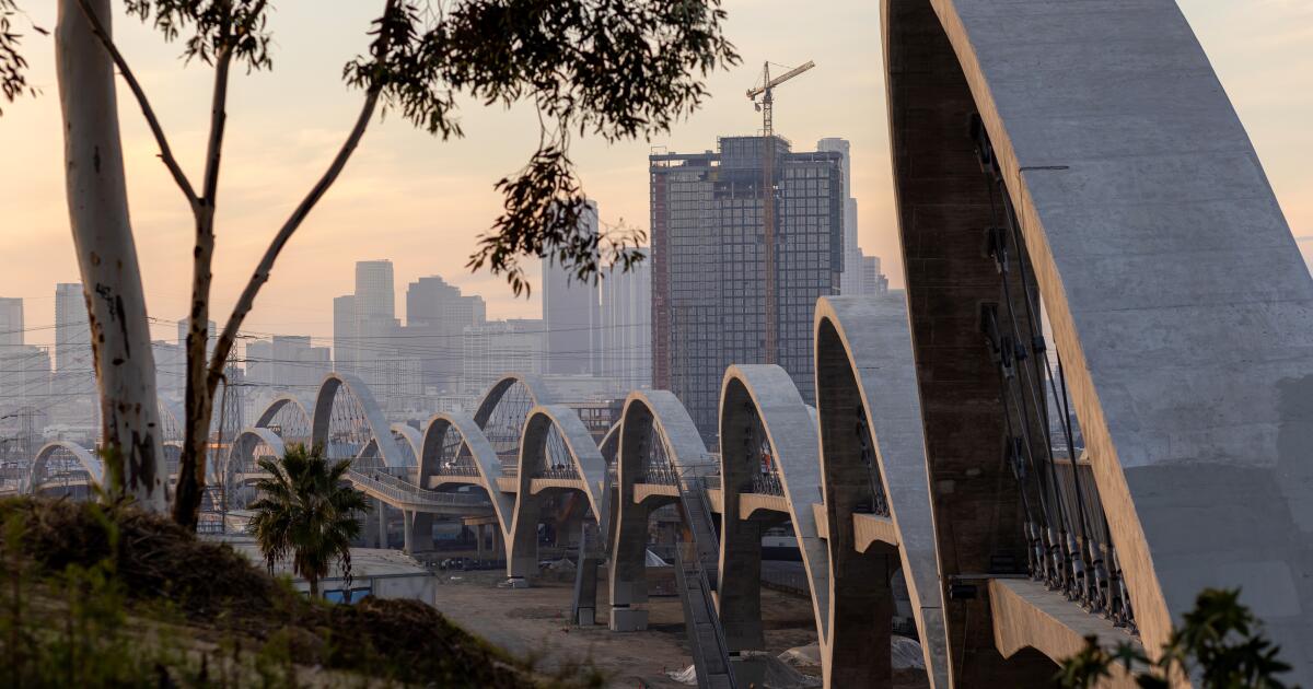 Man climbs to top of L.A.'s 6th Street Bridge, drawing police and firefighters, stopping traffic
