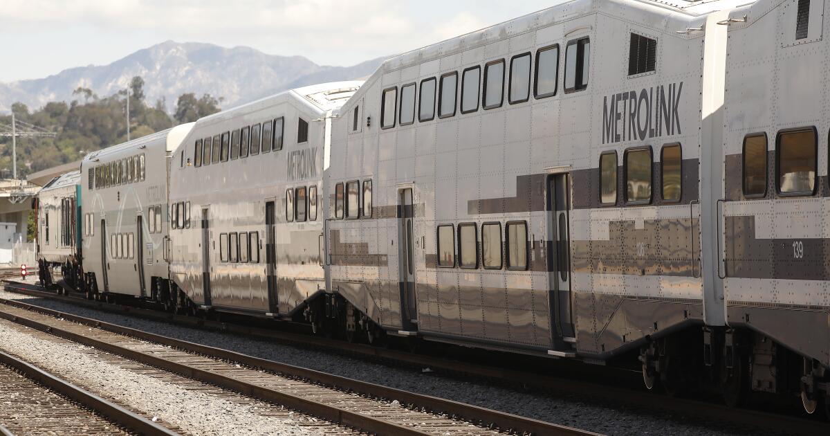 Metrolink train breaks down in Anaheim Hills, stranding hundreds of passengers