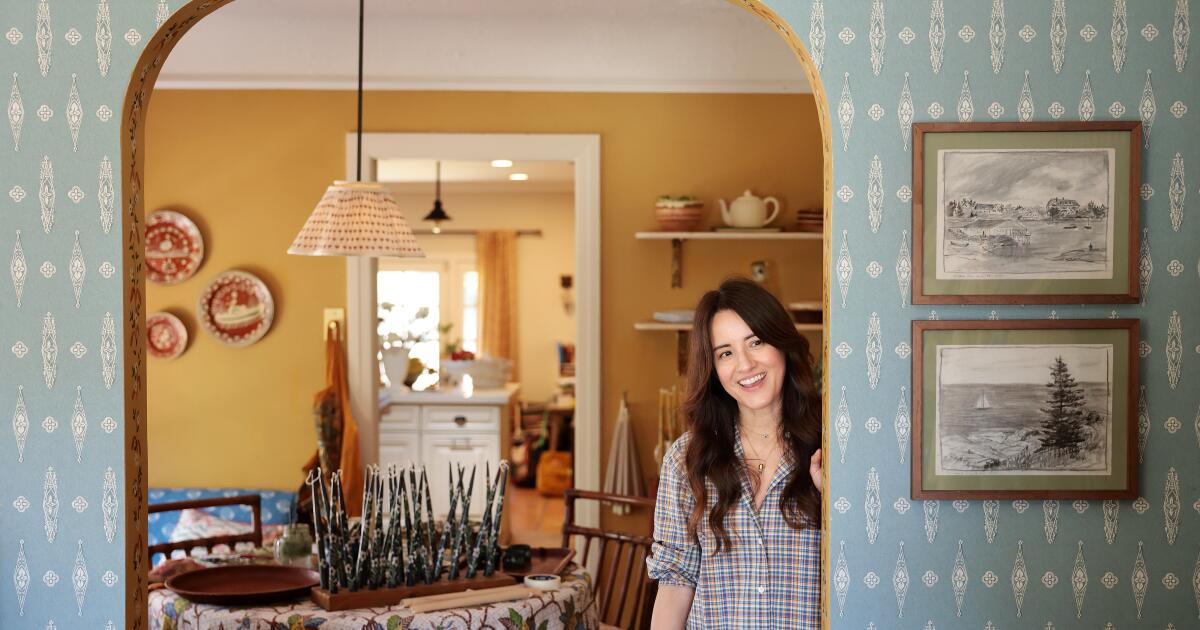 After suffering the loss of her child, a journalist turns to art