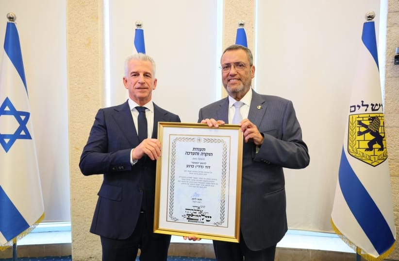 Ex-Mossad chief David Barnea (L) and Jerusalem Mayor Moshe Lion (R) at the Jerusalem Municipality, August 27, 2026.