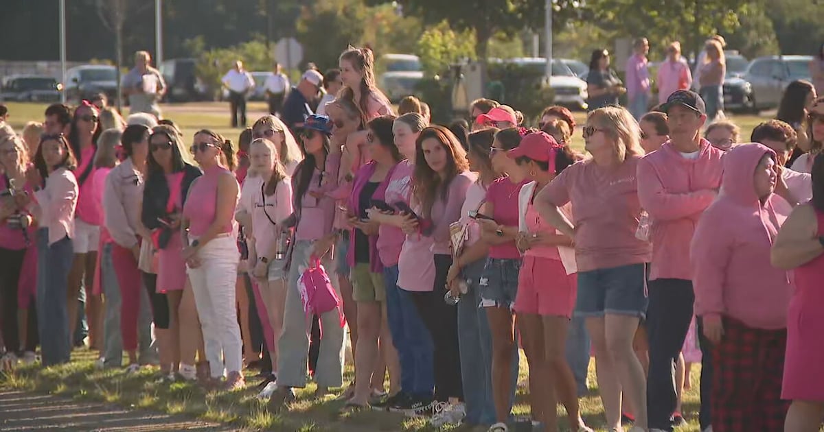 Hundreds rally for Lindsay Clancy as supporters call for mental health reform