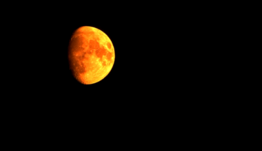 What time is the lunar eclipse tonight? When it will peak – NBC Chicago