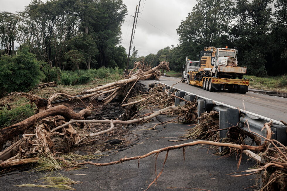 Crews work to restore power after storm raked Hawaii