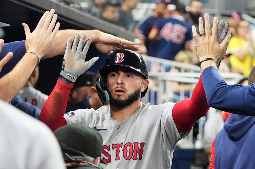 Seigler's RBI triple in 9th helps Red Sox beat Marlins 4-2