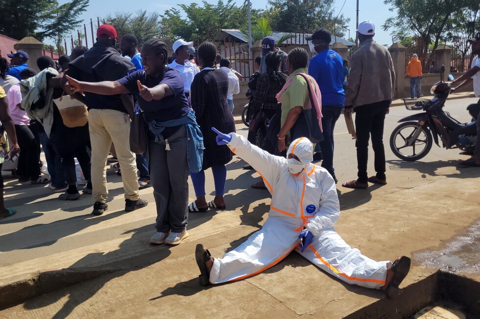 Congo monitors 200 boat passengers after a traveler dies with Ebola-like symptoms