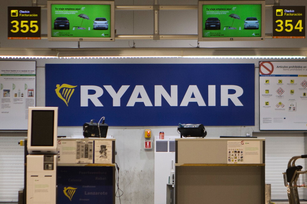 NTSB says broken engine part shattered the Ryanair flight window that a man's head got sucked into