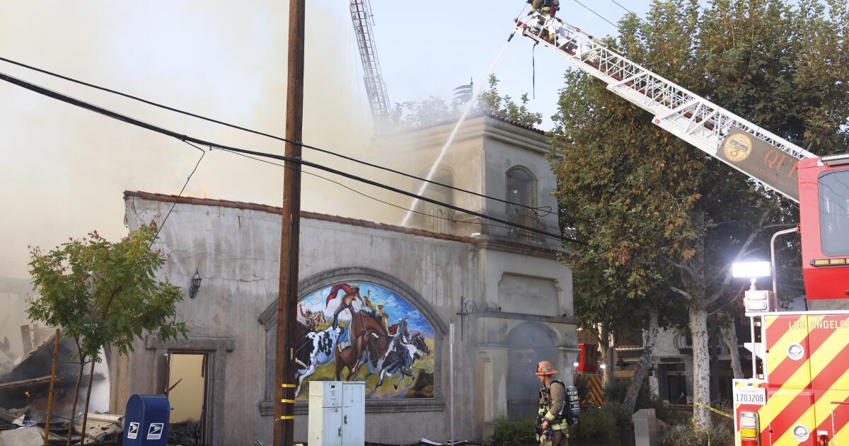 Massive fire destroys Santa Clarita business, threatens neighboring buildings
