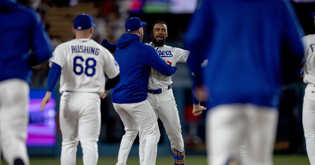 Teoscar Hernández delivers Dodgers to thrilling comeback win