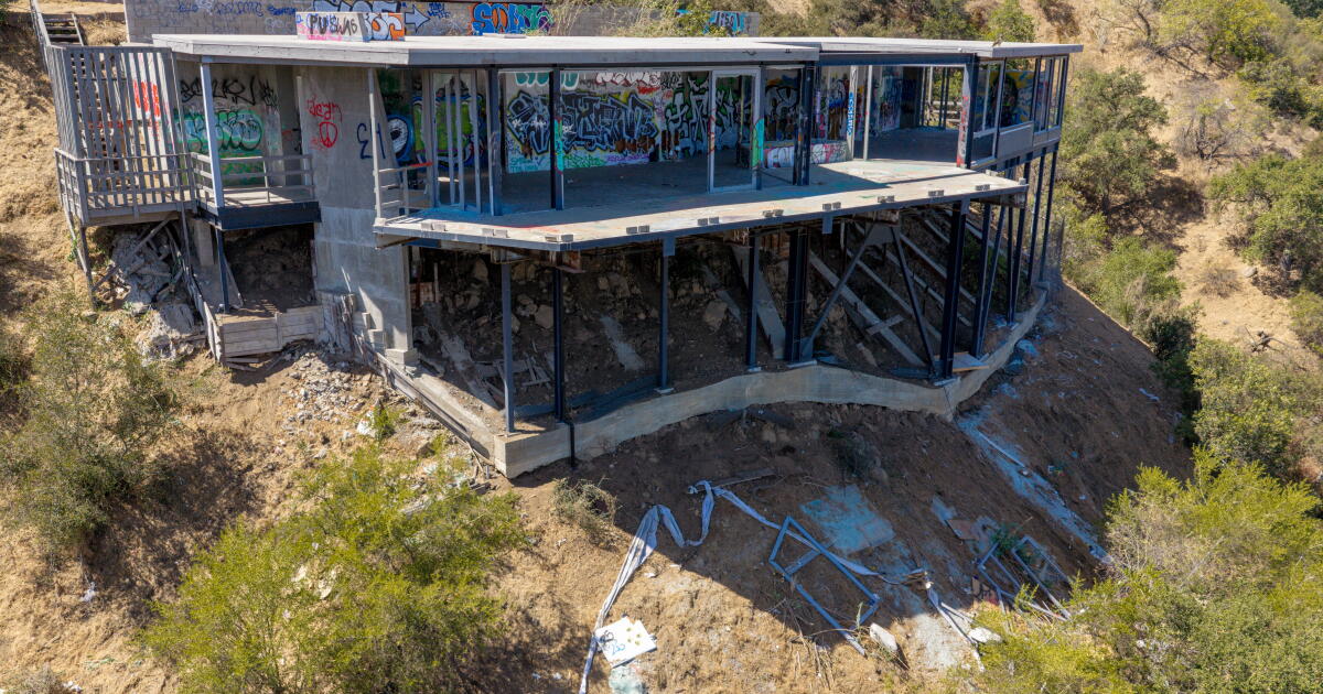 Abandoned Mulholland Drive home draws neighbors' ire, safety concerns