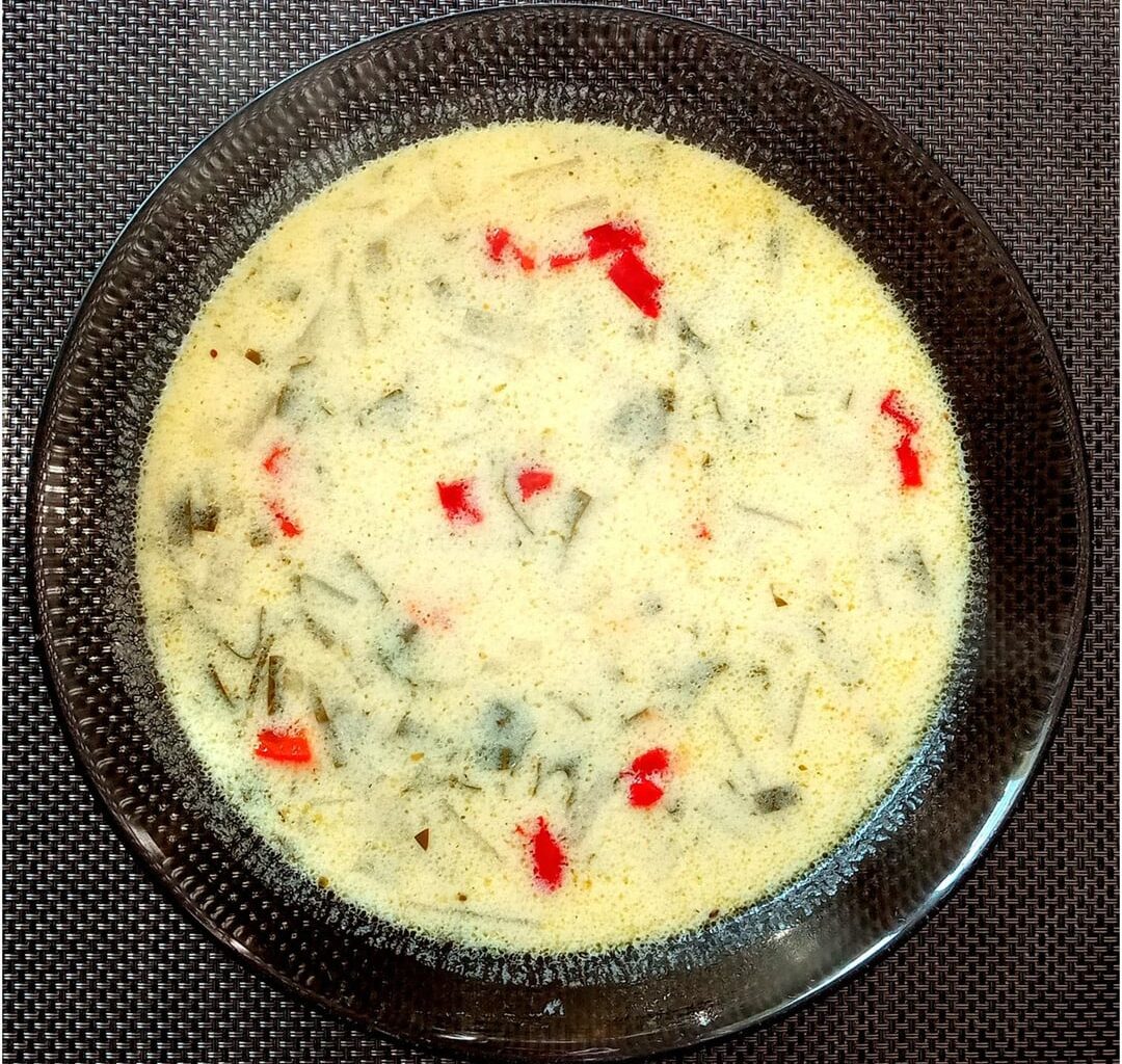 Today's lunch: Kohlrabi soup with cream and homemade bread, Greek kalamaki skewers and baked potatoes with souvlaki spices. In addition, a tomato salad with stalked celery and a cheesecake with strawberries and crumble for dessert. Everything was yummy. Have a nice rest of Sunday 🌞