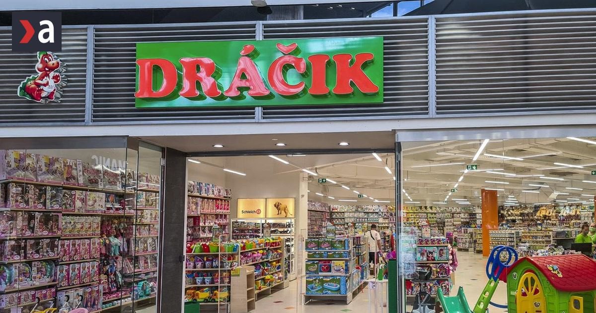 Stavil na konšpirácie a obhajobu Ruska a riadne zarobil. Dráčik dosiahol rekordné tržby