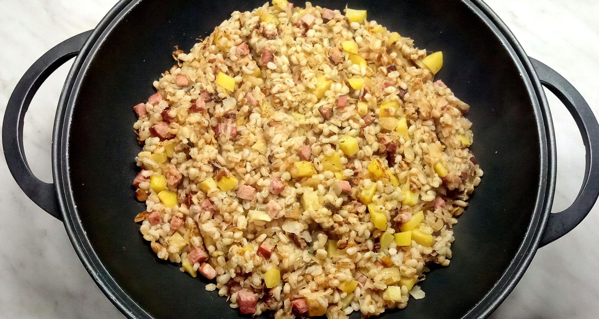 Dinner 😋 and tomorrow's lunch for work 🧑‍🔧 Grits, potatoes, mushrooms, sauerkraut, garlic, homemade sausage. It was excellent 😋👍 Have a nice day and evening 🙆‍♀️ everyone 🥂