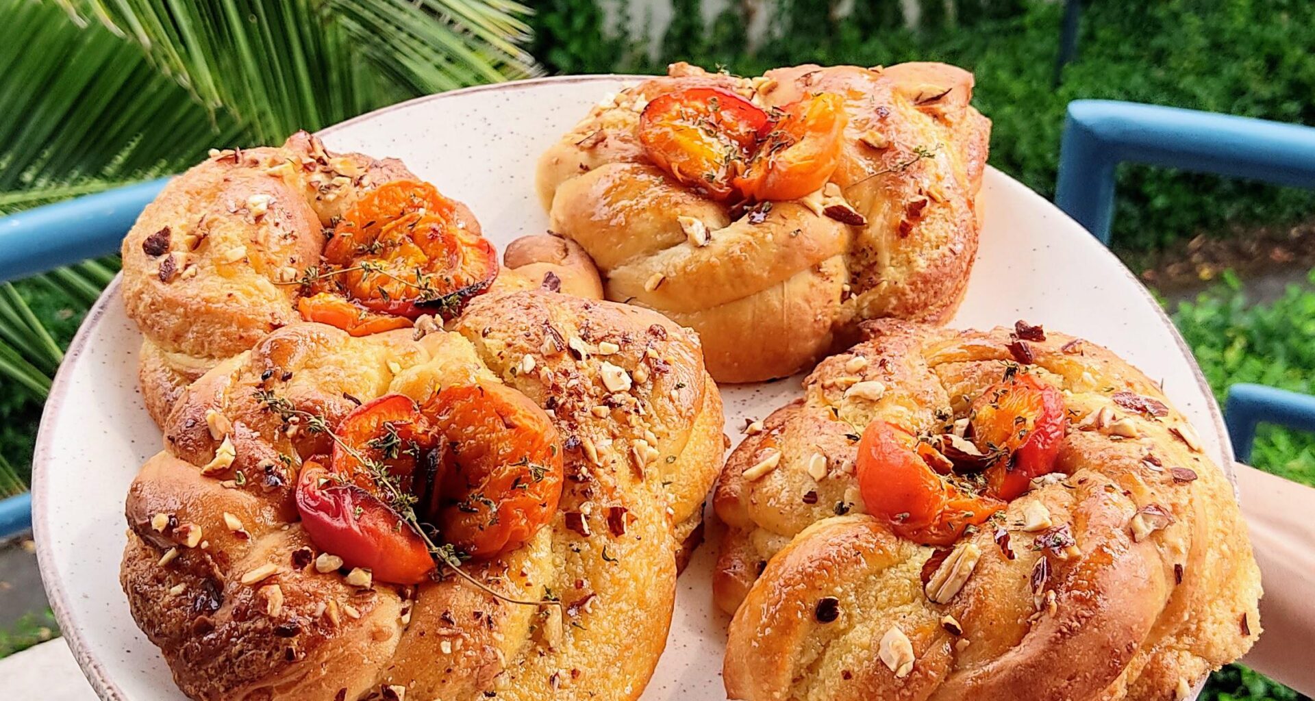 babka rolls à la crème d'amande et aux abricots rôtis au miel et au thym