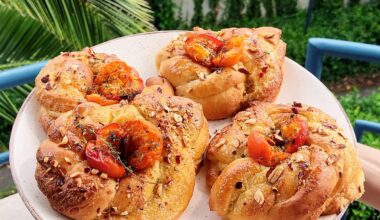 babka rolls à la crème d'amande et aux abricots rôtis au miel et au thym