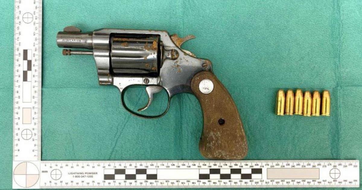 Flydde från polisen med vapen i väska – får skadestånd