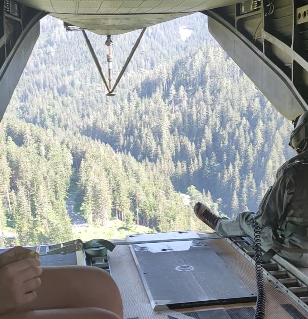 Nemški vojaški transportni helikopter v pomoč na koroškem.