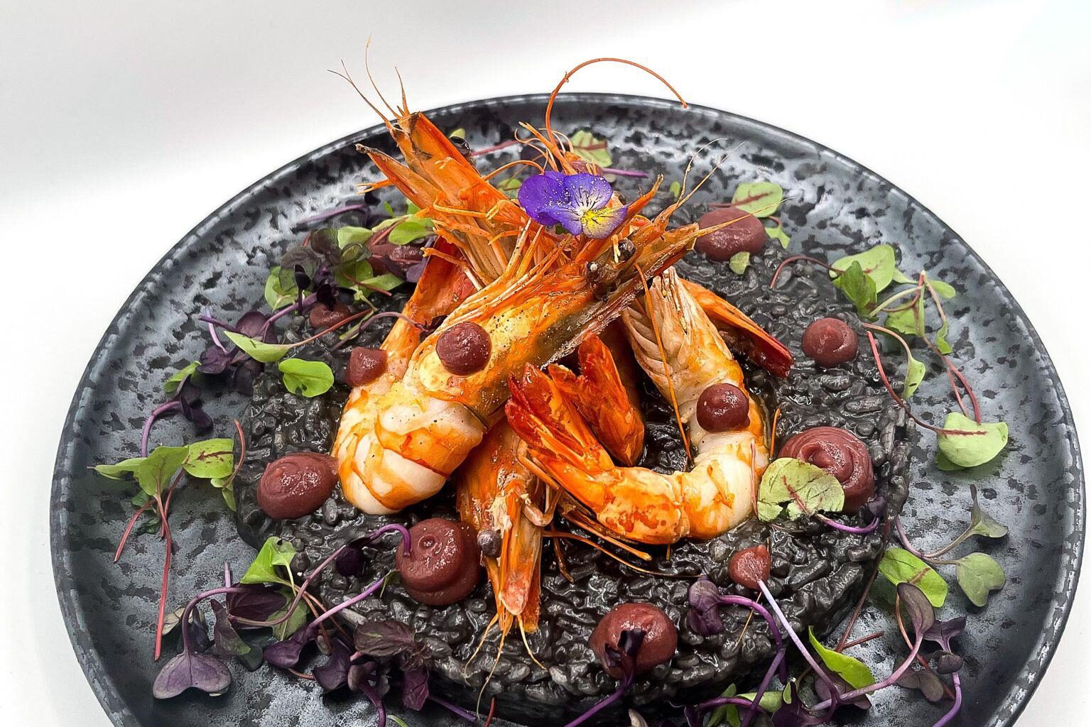 Risotto à l’encre de sèche et gambas grillées, déglacées à l'orange, Gel d’oignon rouge confit