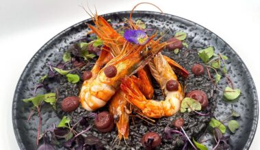 Risotto à l’encre de sèche et gambas grillées, déglacées à l'orange, Gel d’oignon rouge confit