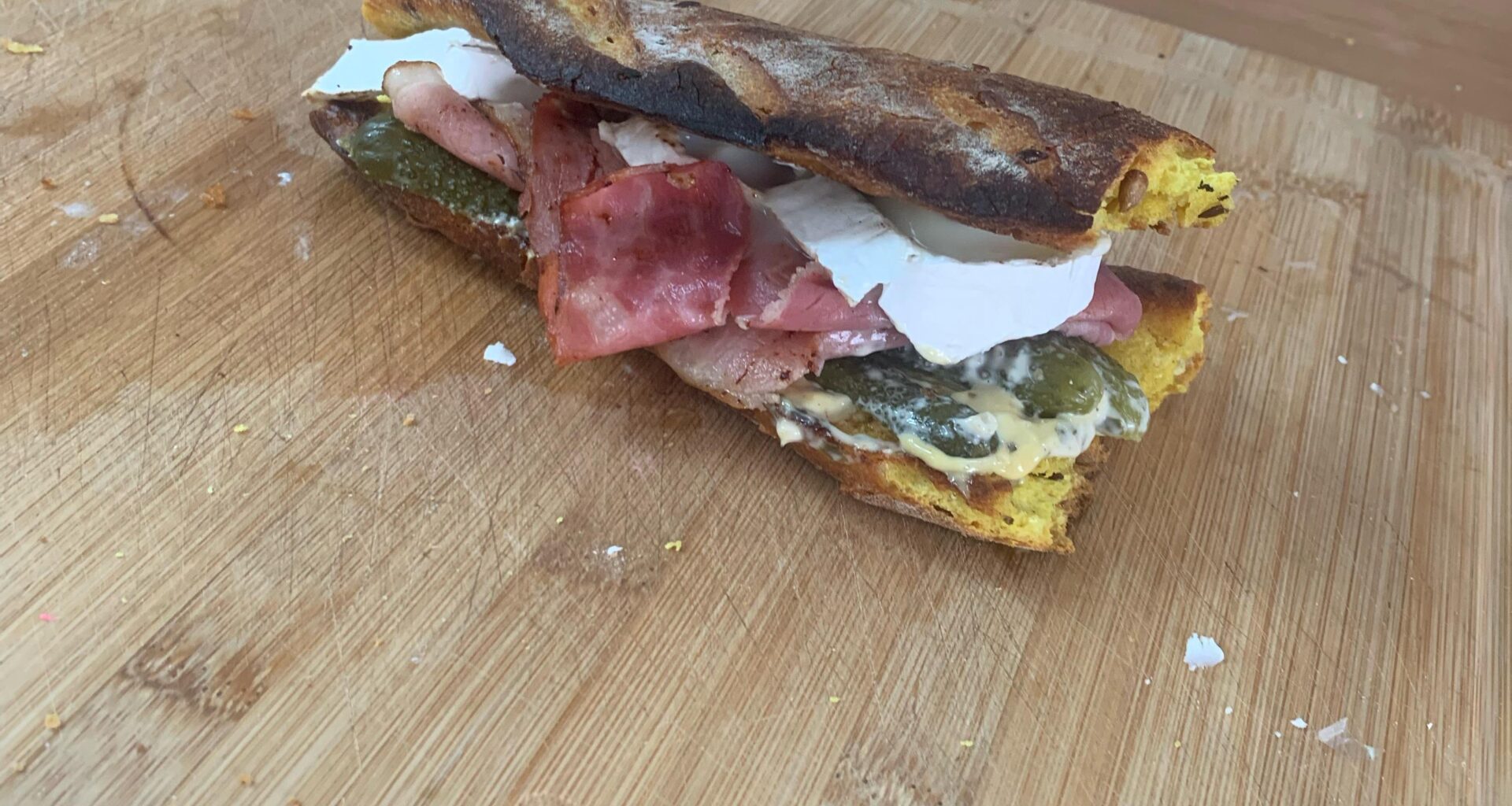 Sandwich Jambon Chèvre avec une baguette du boulanger au curry