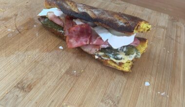 Sandwich Jambon Chèvre avec une baguette du boulanger au curry