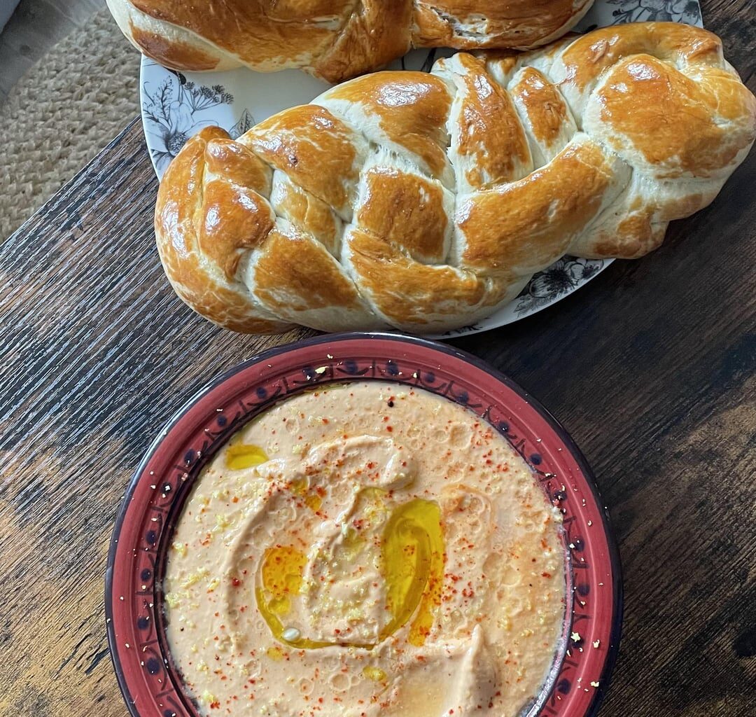 Pain Hallah avec tartinade tomates/pois chiches