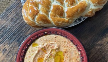 Pain Hallah avec tartinade tomates/pois chiches